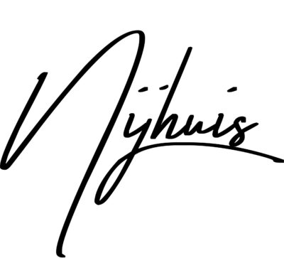 Eiken ronde eettafel met moderne stalen spinpoot Eiken ronde eettafel met moderne stalen spinpoot